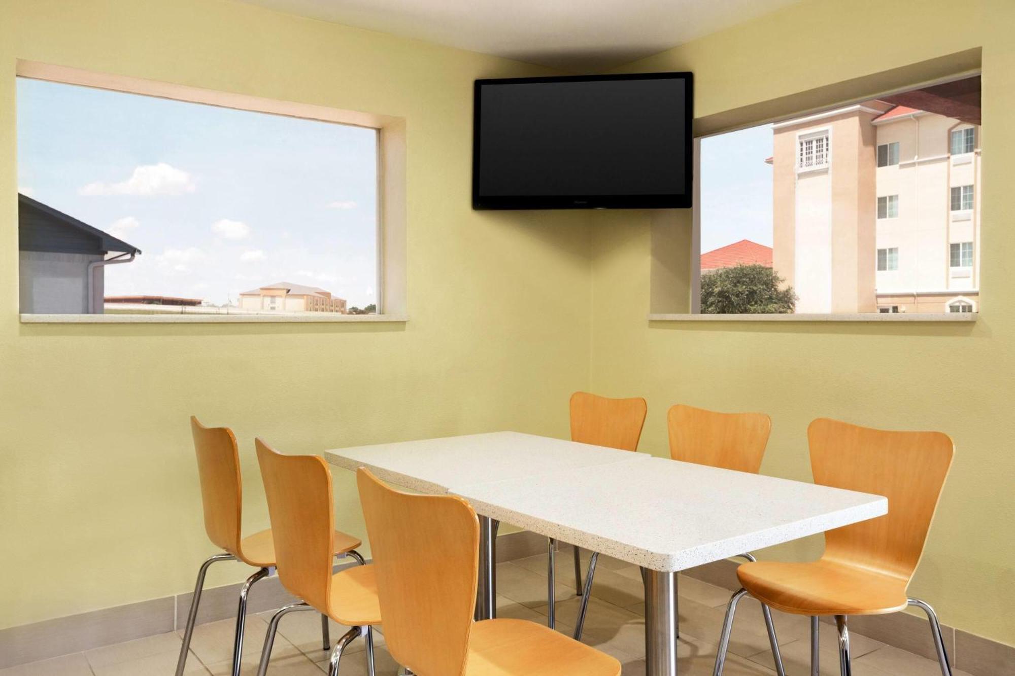 Super 8 By Wyndham Corsicana Εξωτερικό φωτογραφία