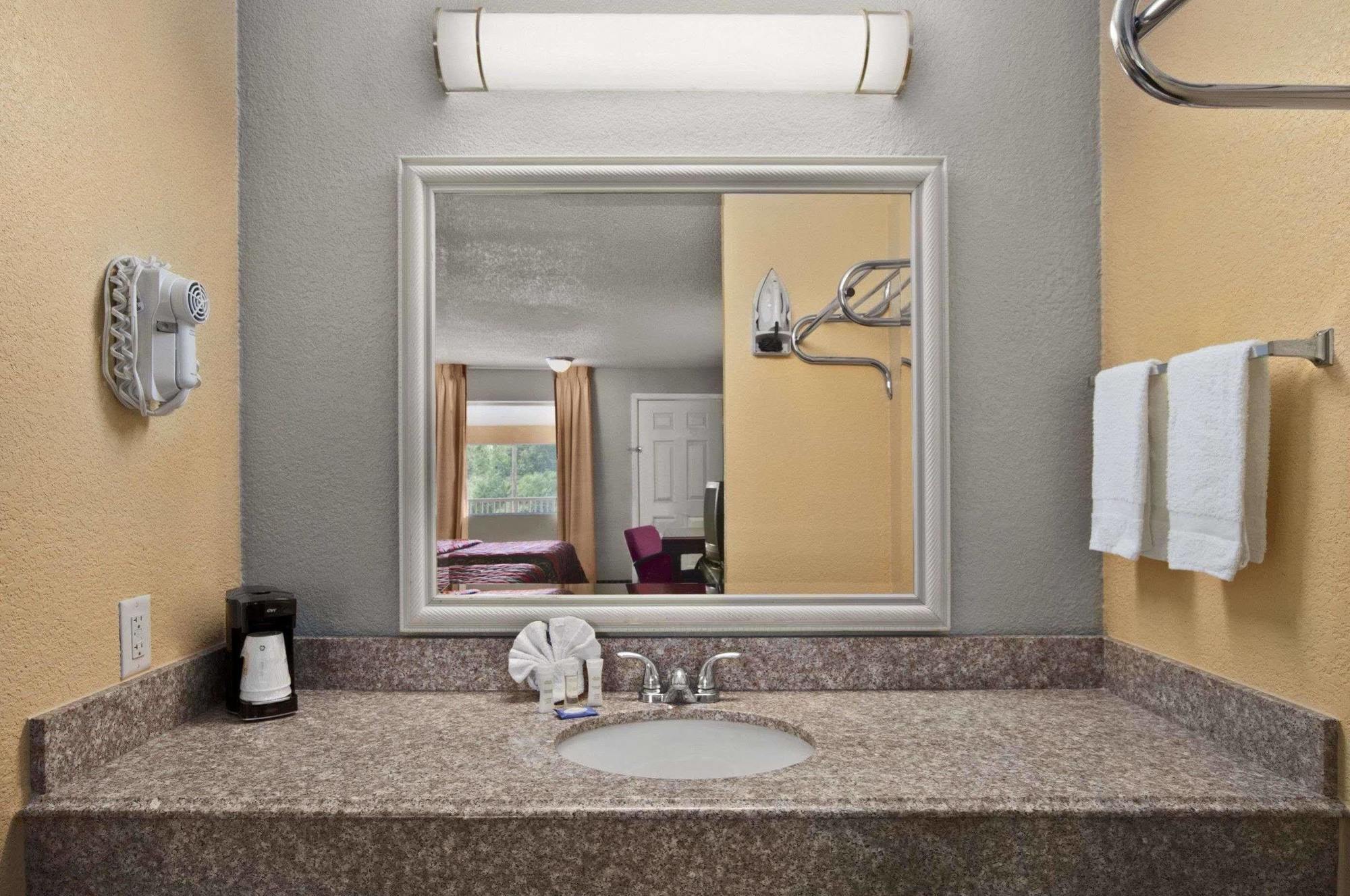 Super 8 By Wyndham Corsicana Εξωτερικό φωτογραφία